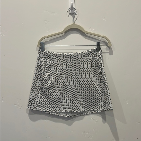 Chic  green and White Patterned  mini Skirt - Picture 1 of 5